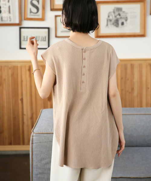 LOWRYS FARM(ローリーズファーム)の「ワッフルヘンリーFS 832505(Tシャツ/カットソー・レディース・オフホワイト/チャコールグレー/ベージュ/レッド・FREE)」の3枚目の写真
