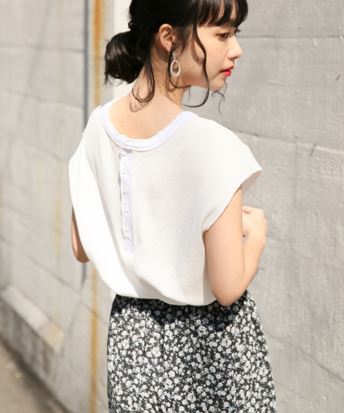 LOWRYS FARM(ローリーズファーム)の「ワッフルヘンリーFS 832505(Tシャツ/カットソー・レディース・オフホワイト/チャコールグレー/ベージュ/レッド・FREE)」の1枚目の写真