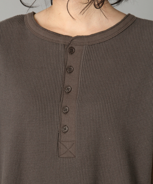 LOWRYS FARM(ローリーズファーム)の「ワッフルヘンリーFS 832505(Tシャツ/カットソー・レディース・オフホワイト/チャコールグレー/ベージュ/レッド・FREE)」の10枚目の写真