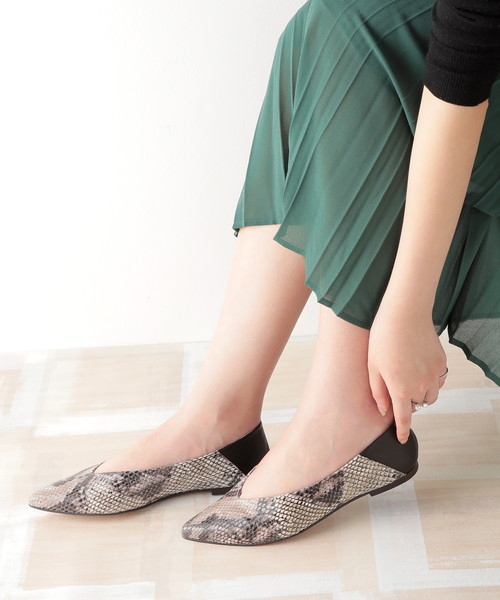 ALUNE(アルネ)の「フラットレザーパンプス(パンプス・レディース・ブラック/パイソン・22.5cm/23cm/23.5cm/24cm)」の3枚目の写真