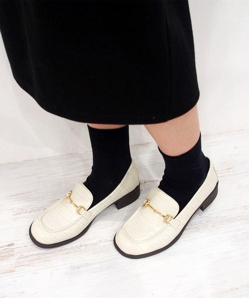 byあしながおじさん（バイアシナガオジサン）の「モカビットローファー　-8710251（ローファー・レディース・ブラック/アイボリー/カーキ/ブラウン/グリーン/ライトブラウン/ダークブラウン/ピンク/オフホワイト/チョコ/グレイッシュベージュ・22.5cm/23.0cm/23.5cm/24.0cm/24.5cm）」の2枚目の写真