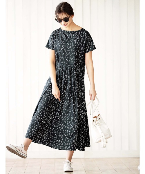 GeeRA(ジーラ)の「タックフレアープリントワンピース(ワンピース・レディース・サックスブルー/レッド/ブラック・SMALL/MEDIUM/LARGE/X-LARGE/XX-LARGE)」の5枚目の写真
