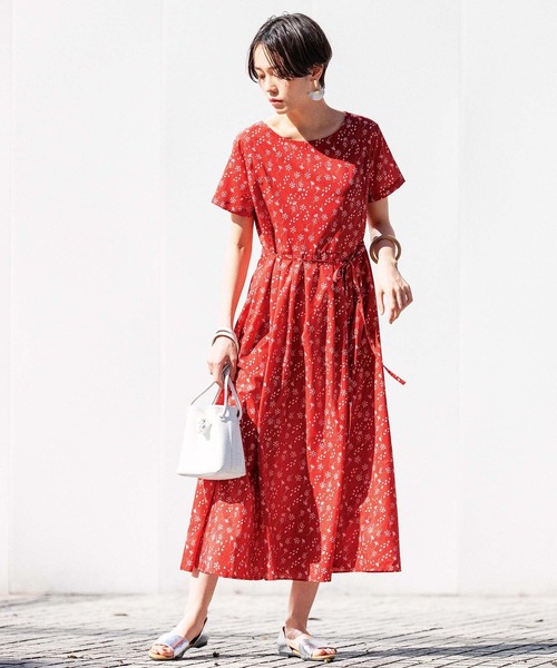 GeeRA(ジーラ)の「タックフレアープリントワンピース(ワンピース・レディース・サックスブルー/レッド/ブラック・SMALL/MEDIUM/LARGE/X-LARGE/XX-LARGE)」の4枚目の写真