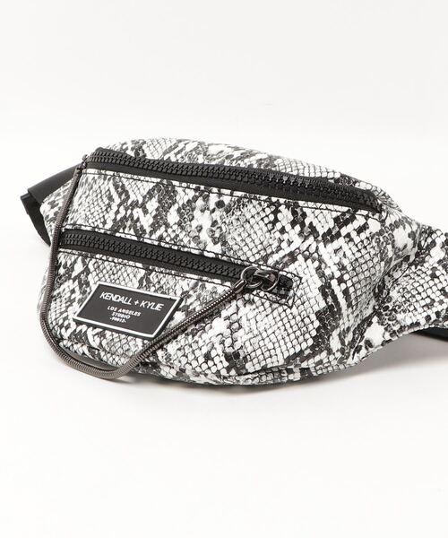KENDALL + KYLIE(ケンダルアンドカイリー)の「【Kendall+Kylie】 CARINA Fannypack(ボディバッグ/ウエストポーチ・レディース・イエロー/マルチ・FREE)」の5枚目の写真