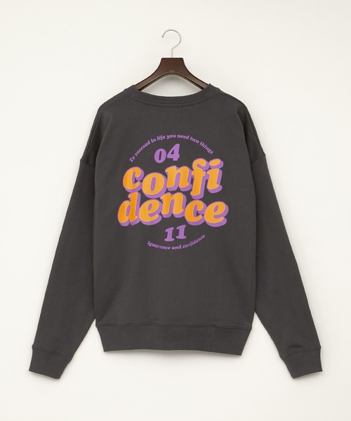 EMMA CLOTHES(エマクローズ)の「ビッグシルエット ワンポイントロゴ刺繍&バックロゴデザイン プルオーバースウェット/confidence(スウェット・メンズ・チャコールグレー/オフホワイト/ブルーグレー/ブラウン系その他・FREE)」の2枚目の写真