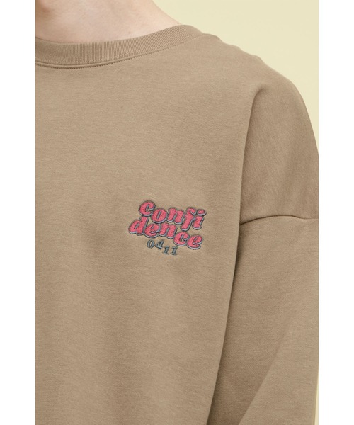 EMMA CLOTHES(エマクローズ)の「ビッグシルエット ワンポイントロゴ刺繍&バックロゴデザイン プルオーバースウェット/confidence(スウェット・メンズ・チャコールグレー/オフホワイト/ブルーグレー/ブラウン系その他・FREE)」の21枚目の写真