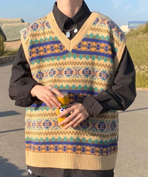 KOR（ケーオーアール）の「ドロップショルダー ネイティブ柄ボーダー Vネックニットベスト（ベスト・メンズ・ネイビー/ベージュ・2XL/S/3XL/XL/M/L）」の2枚目の写真