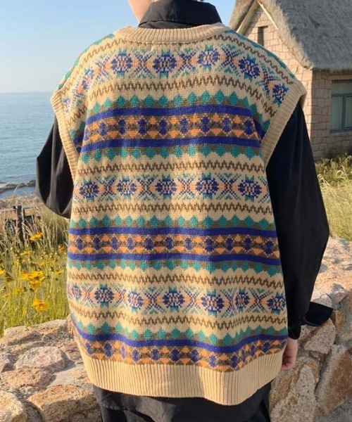 KOR（ケーオーアール）の「ドロップショルダー ネイティブ柄ボーダー Vネックニットベスト（ベスト・メンズ・ネイビー/ベージュ・2XL/S/3XL/XL/M/L）」の9枚目の写真