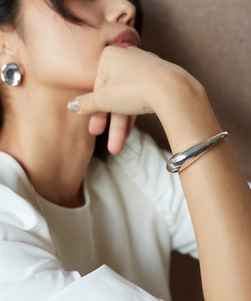 Nothing And Others(ナッシングアンドアザーズ)の「「Nothing And Others/ナッシングアンドアザーズ」Diagonalpoint Bangle(バングル/リストバンド・レディース・シルバー・FREE)」の3枚目の写真