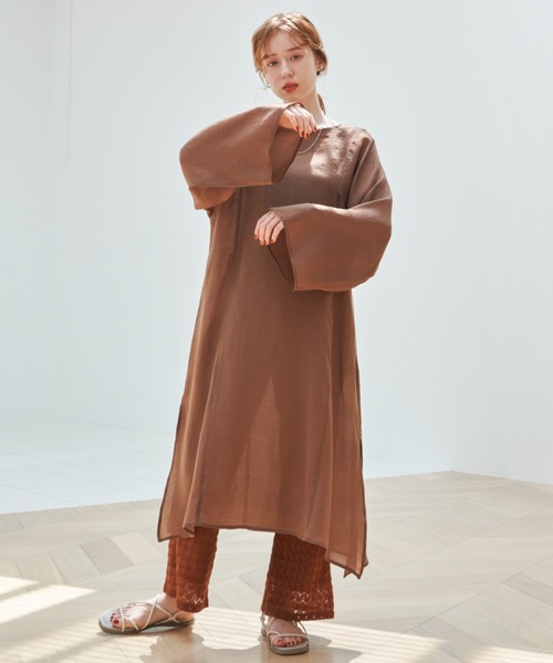 hinari（ヒナリ）の「サイドスリットシアーワンピース（ワンピース・レディース・ダークブラウン/アイボリー/キャメル・SMALL/FREE）」の14枚目の写真
