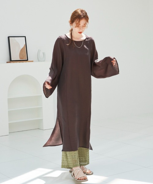 hinari（ヒナリ）の「サイドスリットシアーワンピース（ワンピース・レディース・ダークブラウン/アイボリー/キャメル・SMALL/FREE）」の13枚目の写真