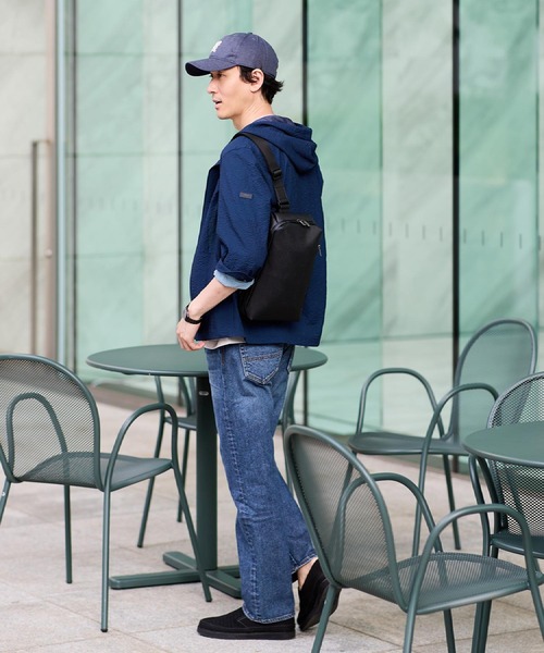 TAKEO KIKUCHI（タケオキクチ）の「【撥水】ライトウェイト ボディバッグ（ボディバッグ/ウエストポーチ・メンズ・ライトブルー/ブラック/ネイビー/ダークネイビー/ブラック系4/ブラック系・00）」の9枚目の写真