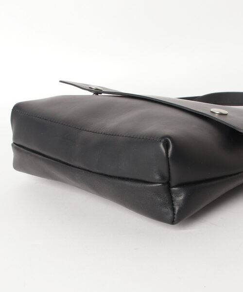 MHL.（エムエイチエル）の「TOUGH LEATHER（ショルダーバッグ・レディース・ブラック/オリーブドラブ・FREE）」の4枚目の写真