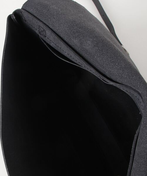 MHL.（エムエイチエル）の「TOUGH LEATHER（ショルダーバッグ・レディース・ブラック/オリーブドラブ・FREE）」の5枚目の写真