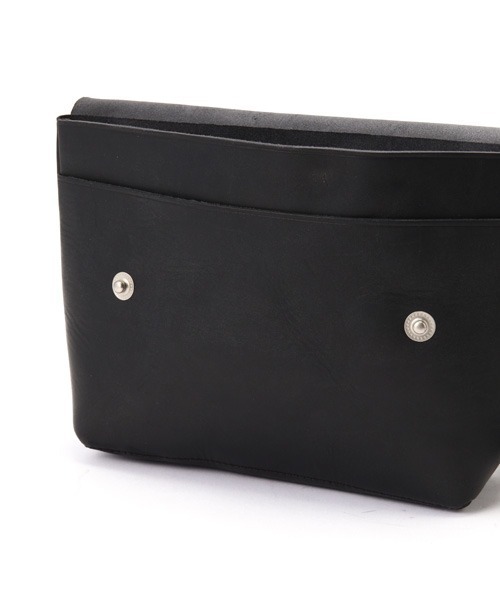 MHL.（エムエイチエル）の「TOUGH LEATHER（ショルダーバッグ・レディース・ブラック/オリーブドラブ・FREE）」の10枚目の写真