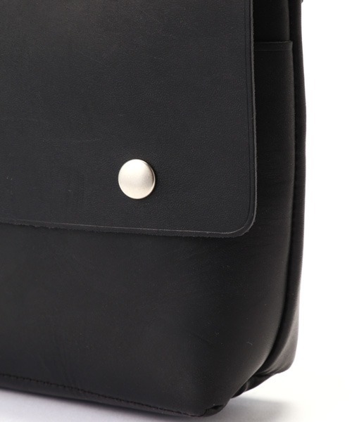 MHL.（エムエイチエル）の「TOUGH LEATHER（ショルダーバッグ・レディース・ブラック/オリーブドラブ・FREE）」の11枚目の写真