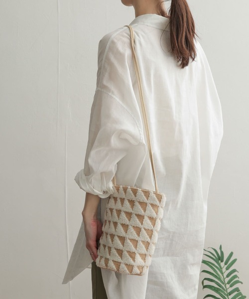 URBAN RESEARCH DOORS（アーバンリサーチドアーズ）の「『別注』beej×DOORS　ジオメトリックサコッシュ（ショルダーバッグ・レディース・ホワイト/ブラウン・ONE）」の4枚目の写真