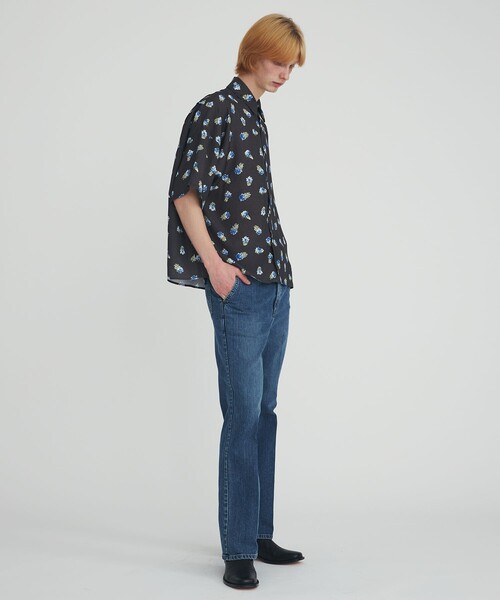Jieda（ジエダ）の「STUDIOUS別注 FLOWER OVERSIZED SHIRT S/S（シャツ/ブラウス・メンズ・ブラック/サックスブルー・1/2）」の3枚目の写真