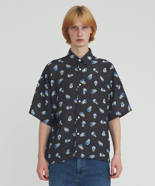 Jieda（ジエダ）の「STUDIOUS別注 FLOWER OVERSIZED SHIRT S/S（シャツ/ブラウス・メンズ・ブラック/サックスブルー・1/2）」の5枚目の写真