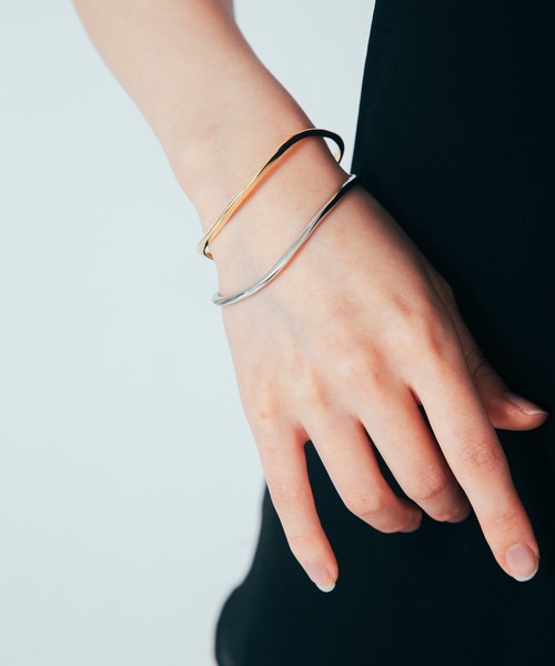 COLOR TOKYO ACCESSORIES(カラートウキョウアクセサリー)の「ウェーブシンプルバングル(バングル/リストバンド・レディース・Silver/GOLD ・FREE)」の1枚目の写真