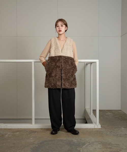 Amiur（エミレ）の「bicolor medium fur vest（ベスト・レディース・ベージュ/ブラウン・FREE）」の6枚目の写真