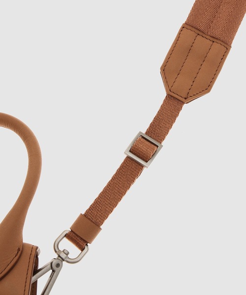 JACQUEMUS(ジャックムス)の「LE CHIQUITO HOM LE CHIQUITO HOMME(ハンドバッグ・レディース・ブラウン/ネイビー・OS)」の4枚目の写真