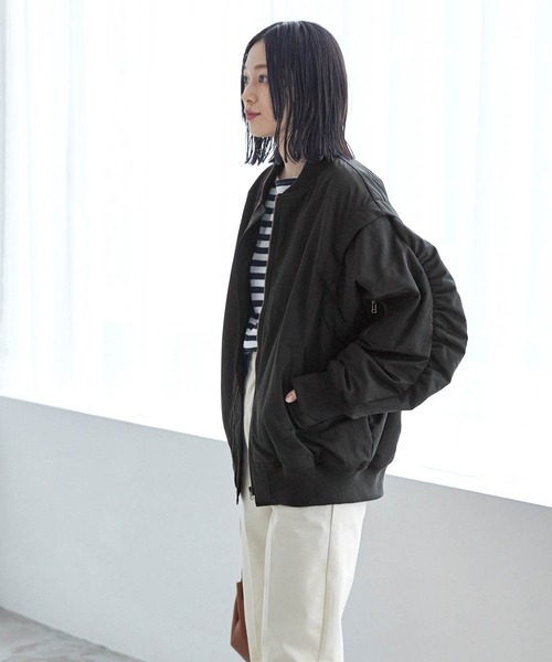Chaco closet(チャコ クローゼット)の「2WAYオーバーサイズボリュームスリーブMA‐1(MA-1・レディース・カーキ/アイボリー/ブラック・FREE)」の13枚目の写真