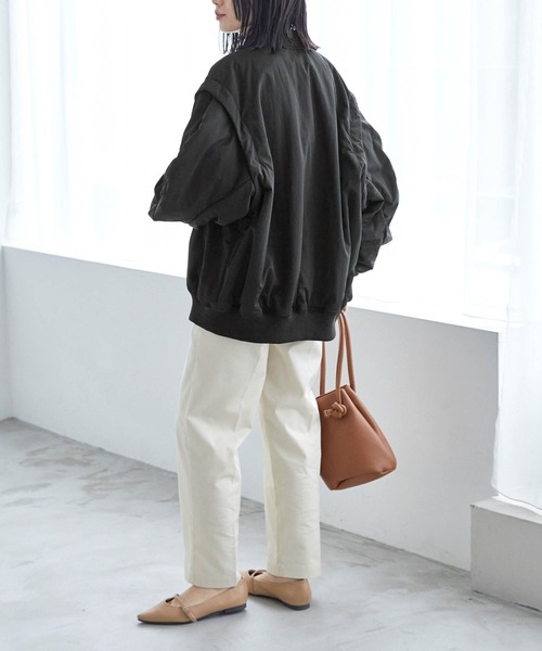 Chaco closet(チャコ クローゼット)の「2WAYオーバーサイズボリュームスリーブMA‐1(MA-1・レディース・カーキ/アイボリー/ブラック・FREE)」の15枚目の写真