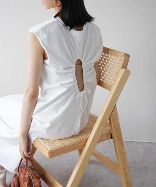 IAMUSE(アイアミューズ)の「天竺バックシャーリングワンピース S0940【IAMUSE】(ワンピース・レディース・オフホワイト/ブラック/ネイビー・FREE)」の2枚目の写真