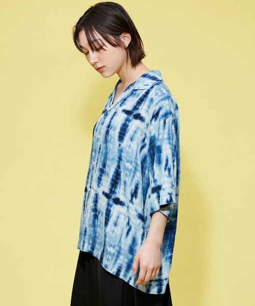 FOREVER 21(フォーエバー トゥエンティーワン)の「【MODE】タイダイ柄開襟シャツ(シャツ/ブラウス・レディース・ブルー/イエロー・FREE)」の3枚目の写真
