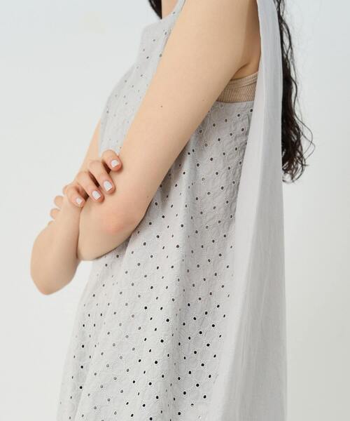 conges payes ADIEU TRISTESSE(コンジェ ペイエ アデュートリステス)の「サークル刺繍ノースリーブブラウス(シャツ/ブラウス・レディース・グレー/オフホワイト・38)」の17枚目の写真