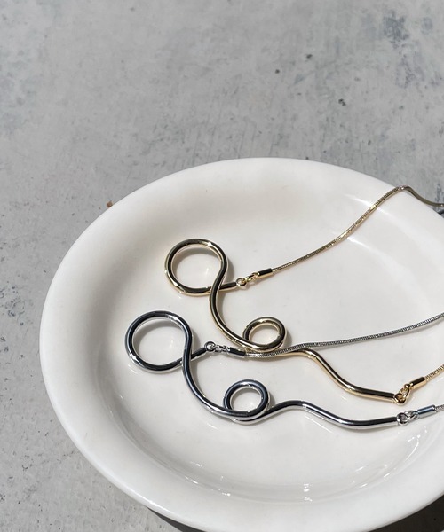 cheriella（シェリエラ）の「【cheriella】変形ニュアンスバースライドネックレス（ネックレス・レディース・シルバー/ゴールド・FREE）」の2枚目の写真