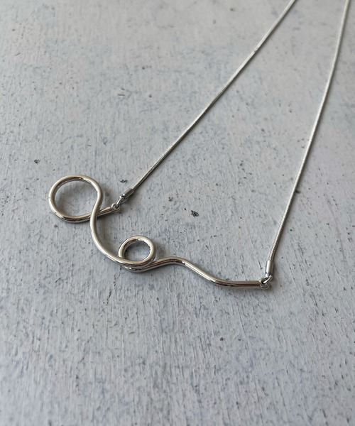 cheriella（シェリエラ）の「【cheriella】変形ニュアンスバースライドネックレス（ネックレス・レディース・シルバー/ゴールド・FREE）」の3枚目の写真