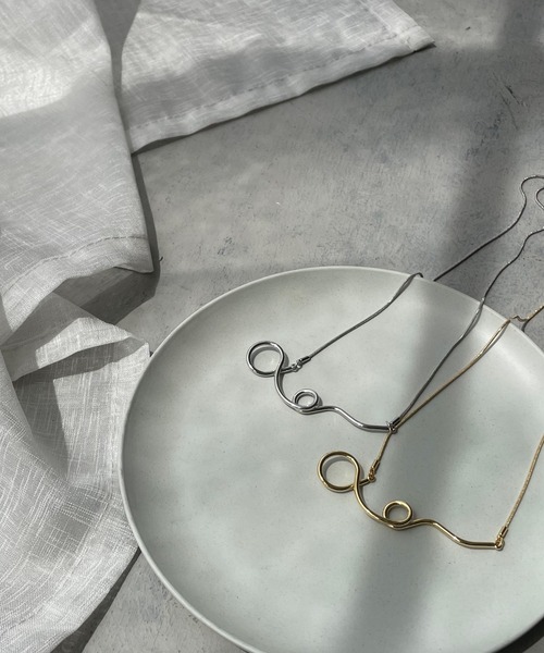 cheriella（シェリエラ）の「【cheriella】変形ニュアンスバースライドネックレス（ネックレス・レディース・シルバー/ゴールド・FREE）」の10枚目の写真