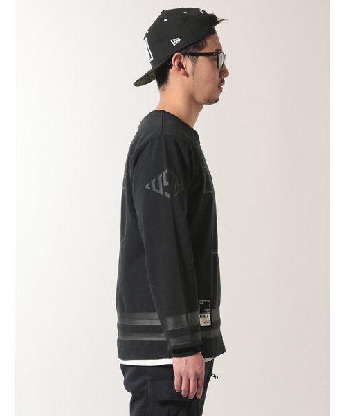 AVIREX(アヴィレックス)の「avirex/アヴィレックス/メンズ/ L/S FOOTBALL T-SHIRT/ 長袖 フットボール Tシャツ(Tシャツ/カットソー・メンズ・ブラック/ホワイト・LARGE/MEDIUM/X-LARGE/XX-LARGE)」の4枚目の写真