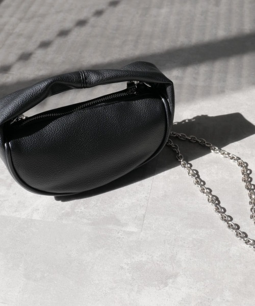 Reurie'（レウリィ）の「half moon one handle bag / ハーフムーンワンハンドルバッグ ブラック 黒 ハーフムーンバッグ チェーンバッグ コンパクト ハンドバッグ ショルダーバッグ（ハンドバッグ・レディース・ブラック・FREE）」の2枚目の写真
