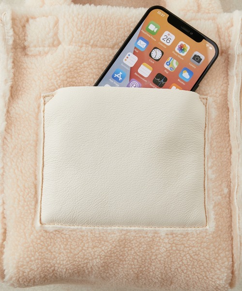 Actually（アクチュアリー）の「フェイクムートン×ボア  リバーシブルトート（トートバッグ・レディース・カーキ/ブラック/アイボリー/ベージュ・フリー）」の14枚目の写真