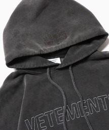【VETEMENTS】ブラック ロゴ刺繍 フーディ VETEMENTS☆関税込☆ブラック XXX ロゴ刺繍 フーディ (VETEMENTS
