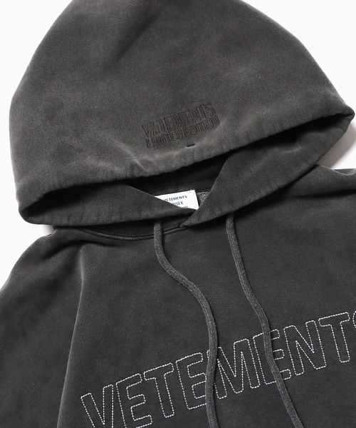 パーカー・フーディ VETEMENTS hoodie VETEMENTS（ヴェトモン）の「VETEMENTS/ヴェトモン LOGO OUTLINE
