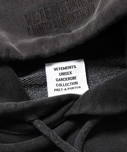 VETEMENTS(ヴェトモン)の「VETEMENTS/ヴェトモン LOGO OUTLINE hoodie ロゴフーディー(パーカー・メンズ・スミクロ・XS)」の4枚目の写真