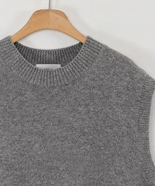COCOMOMO（ココモモ）の「クルーネックニットベスト サイドスリット ニット ベスト クルーネック レイヤード オフィスカジュアル 春服 秋服 冬服（ベスト・レディース・グレー/アイボリー/ダークグレー/ブラック/ブラウン/ネイビー・FREE）」の10枚目の写真