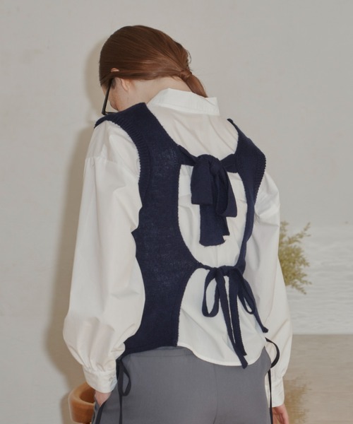 idem（イデム）の「bag ribbon knit vest/バックリボンニットベスト（ベスト・レディース・ネイビー/グレー/ナチュラル・FREE）」の4枚目の写真