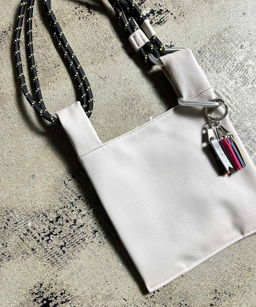 Magine（マージン）の「cheek: code 2way shoulder チークコード2WAYショルダー（ショルダーバッグ・レディース・グリーン/ブラック/アイボリー/ブルー・FREE）」の6枚目の写真