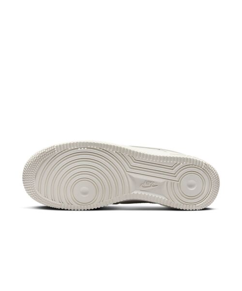 NIKE（ナイキ）の「ナイキ エア フォース 1 ’07 エッセンシャル ウィメンズシューズ / Nike Air Force 1 ’07 Essential Women's Shoes＜22-29cm 展開＞（スニーカー・レディース・クリーム・29/22/28/23.5/24.5/22.5/27/26/25/24/23/27.5/26.5/25.5/28.5）」の10枚目の写真