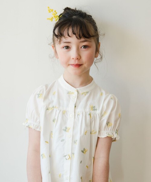 BRANSHES(ブランシェス)の「【おそろい】ミモザ刺繍チュニック(シャツ/ブラウス・キッズ・ライトグリーン/オフホワイト・110/130/120/140/150/90/100)」の1枚目の写真