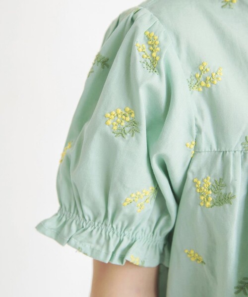 BRANSHES(ブランシェス)の「【おそろい】ミモザ刺繍チュニック(シャツ/ブラウス・キッズ・ライトグリーン/オフホワイト・110/130/120/140/150/90/100)」の3枚目の写真
