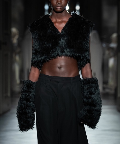 juha（ユハ）の「FUR CROPPED VEST（ベスト）」 - WEAR