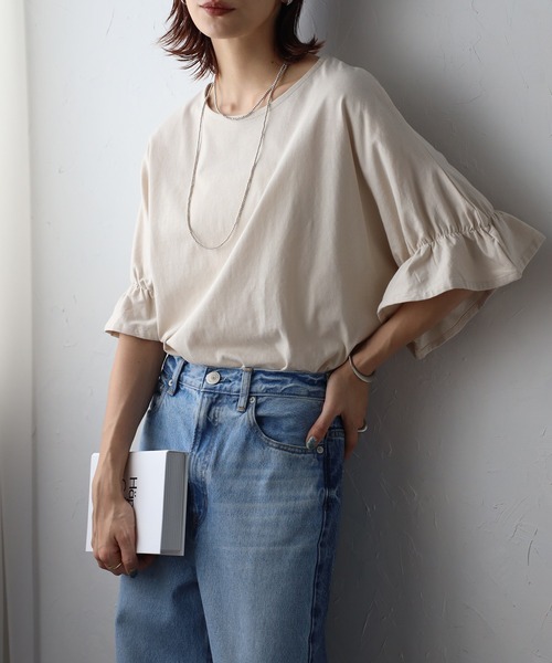 Bonjour Sagan(ボンジュールサガン)の「フリルギャザースリーブTシャツ(Tシャツ/カットソー・レディース・キナリ/ピンクベージュ/ブラック・FREE)」の1枚目の写真