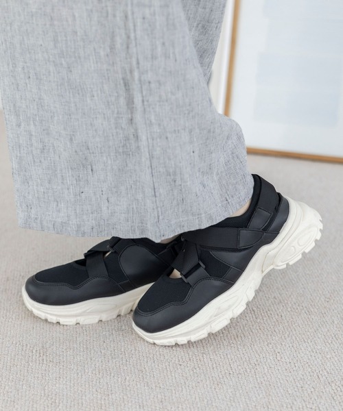 studio CLIP(スタディオクリップ)の「【スタイルアップシューズ】柔らか厚底スニーカー(スニーカー・レディース・ブラック/ナチュラル・LARGE/MEDIUM)」の4枚目の写真