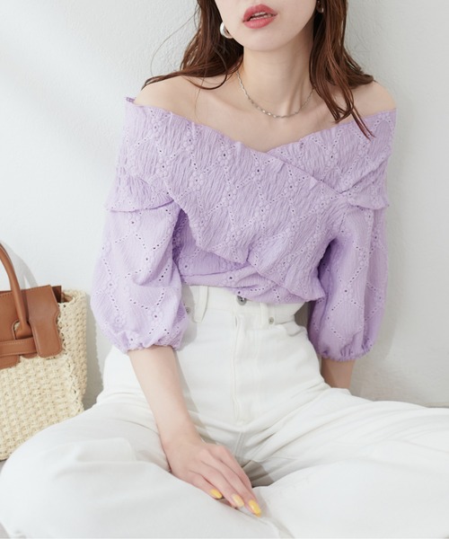 natural couture（ナチュラルクチュール）の「【WEB限定】アイレットカットレースクロスオフショルプルオーバー（Tシャツ/カットソー・レディース・ラベンダー/アイボリー/サックスブルー/ブラック・FREE）」の4枚目の写真